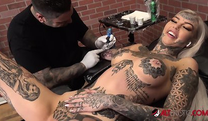 Татуированная красотка перед камерой снимает мастурбацию пальчиками