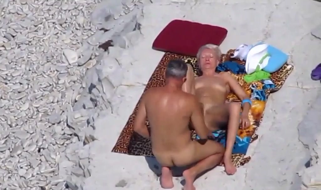голые зрелые пары на пляже